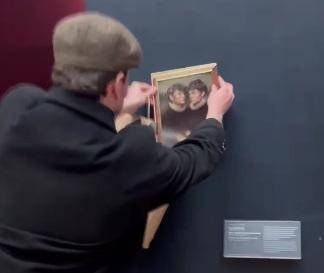 Louvre, due tiktoker appendono il loro ritratto vicino alla Gioconda: ecco come ci sono riusciti