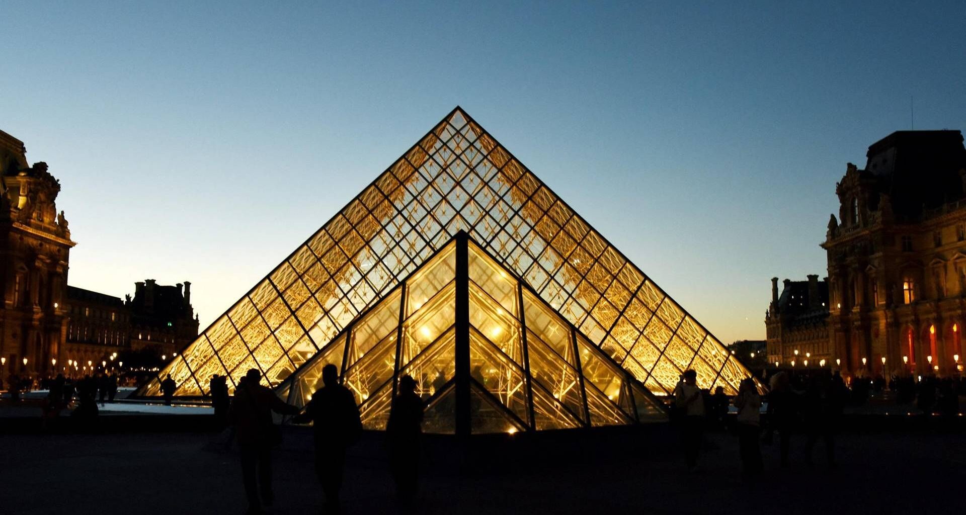 Furto al Louvre, anche una donna tra i complici