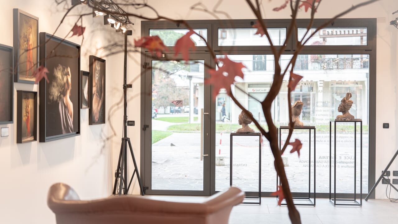 Inaugurazione di “Luce e materia”, la galleria d’arte temporanea nel cuore di Abano Terme il 23 novembre 2025