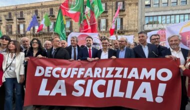 Bufera alla Regione, partiti di opposizione e cittadini in piazza: "Decuffarizziamo la Sicilia"