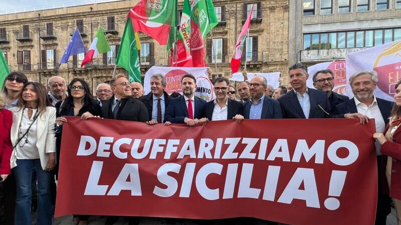 Bufera alla Regione, partiti di opposizione e cittadini in piazza: "Decuffarizziamo la Sicilia"