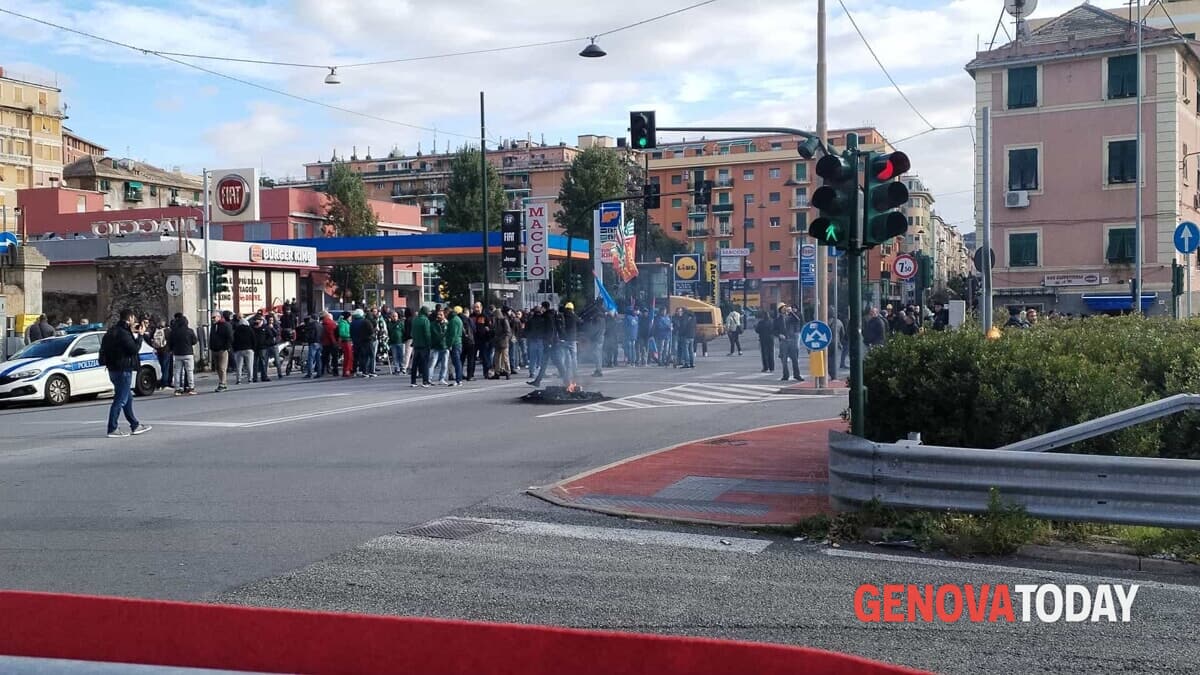 Manifestazione ex Ilva 19 novembre, blocco traffico in via Cornigliano-2