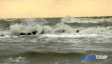 Nuova allerta meteo, neve in Appennino e rischio di mareggiata sulla costa romagnola: allerta 'gialla'
