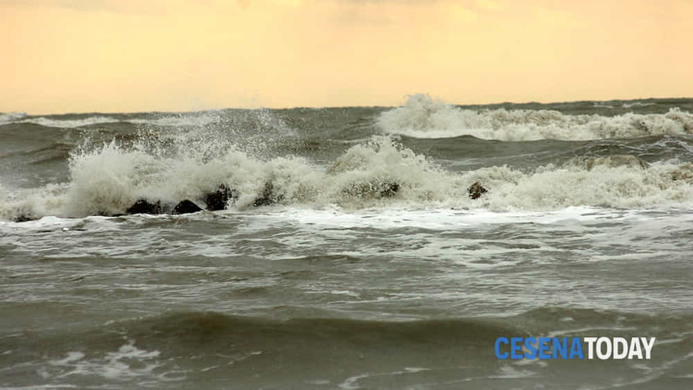 Nuova allerta meteo, neve in Appennino e rischio di mareggiata sulla costa romagnola: allerta 'gialla'