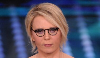 Anticipazioni Amici del 2 novembre, le scuse di Maria De Filippi e un ritiro