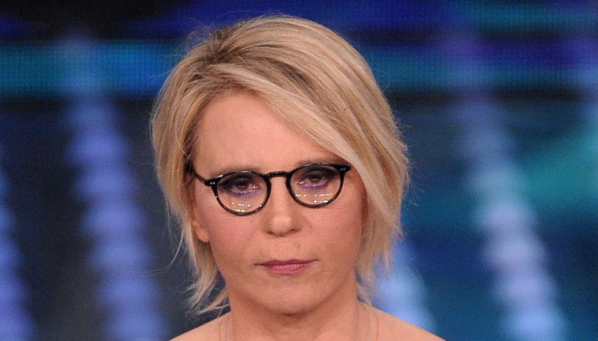 Anticipazioni Amici del 2 novembre, le scuse di Maria De Filippi e un ritiro