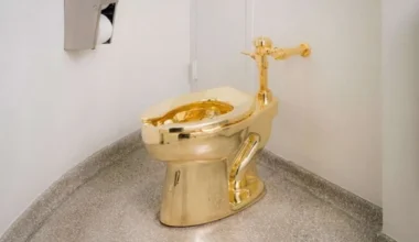 Maurizio Cattelan e il water d'oro