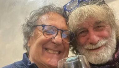 «Due belli sfigati in gamba», bicchiere di vino e sorrisi per la foto virale