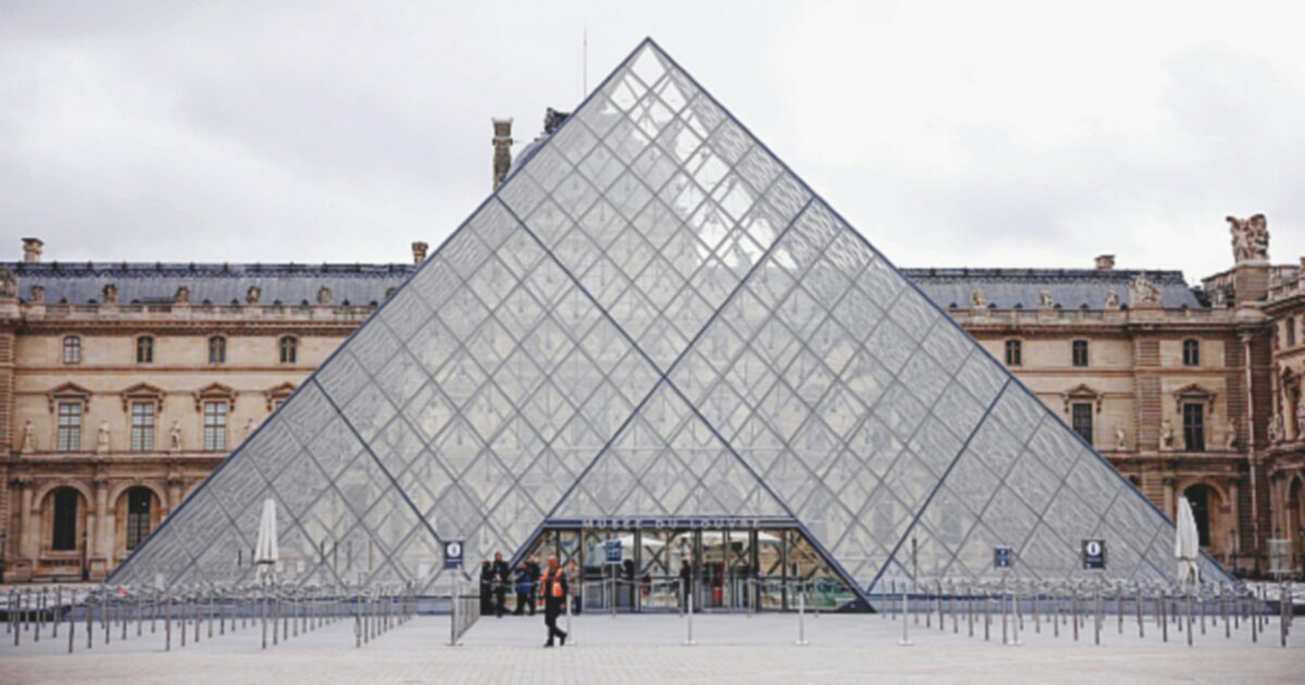 Rapina al Louvre, “la sicurezza sacrificata per l’immagine”: l’accusa della Corte dei… - Il Fatto Quotidiano