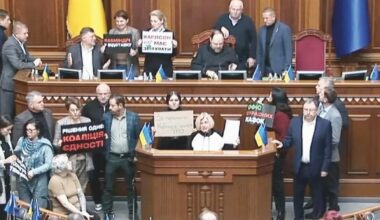 Ucraina, pure il partito di Zelensky va con l’opposizione: raffica di destituzioni