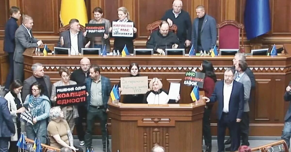 Ucraina, pure il partito di Zelensky va con l’opposizione: raffica di destituzioni