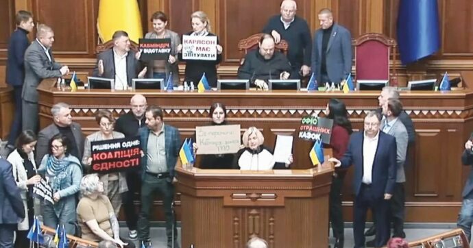 Ucraina, pure il partito di Zelensky va con l’opposizione: raffica di destituzioni