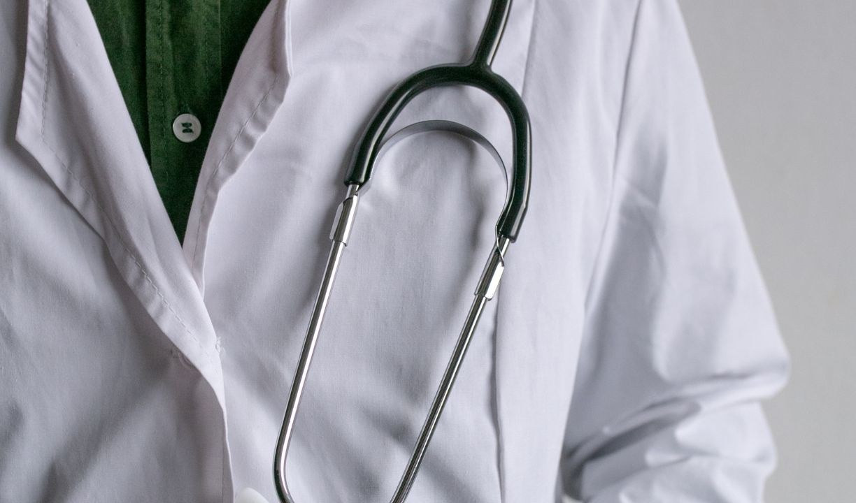 Riduzione del seno da 10 mila euro in 'nero', 68enne rischia la vita e denuncia - Primocanale.it