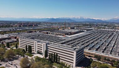 Stellantis rimuove il logo Fiat dallo stabilimento di Mirafiori: inizia una nuova era per lo storico sito torinese - News