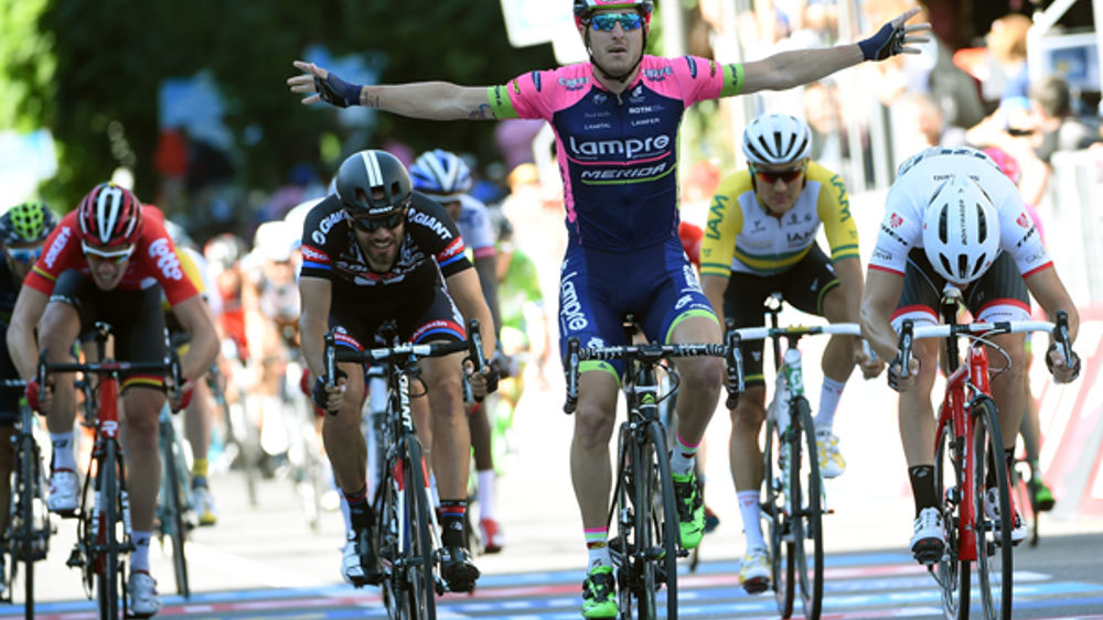 sparite tre bici da corsa