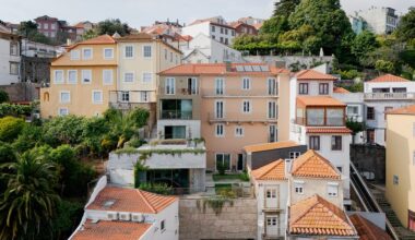 Una casa in cemento con scale segrete