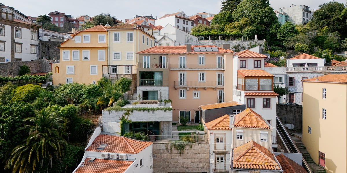 Una casa in cemento con scale segrete