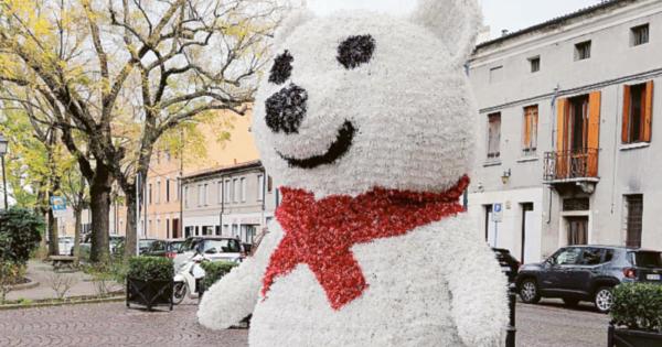 Il Natale si accende, oggi l’albero