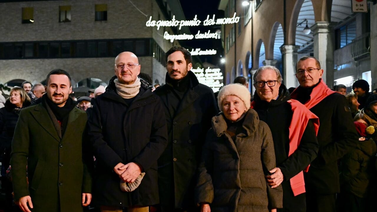 Cesena accende il Natale, corso Mazzini illuminato dai versi di una poesia speciale