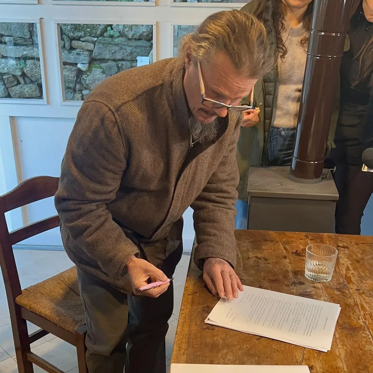 Nathan Trevallion, il papà della 'famiglia nel bosco', firma il contratto della nuova casa