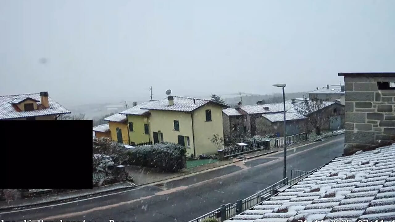 E' arrivata la prima neve, e si preannuncia un sabato 'agitato' in mare: l'allerta è arancione