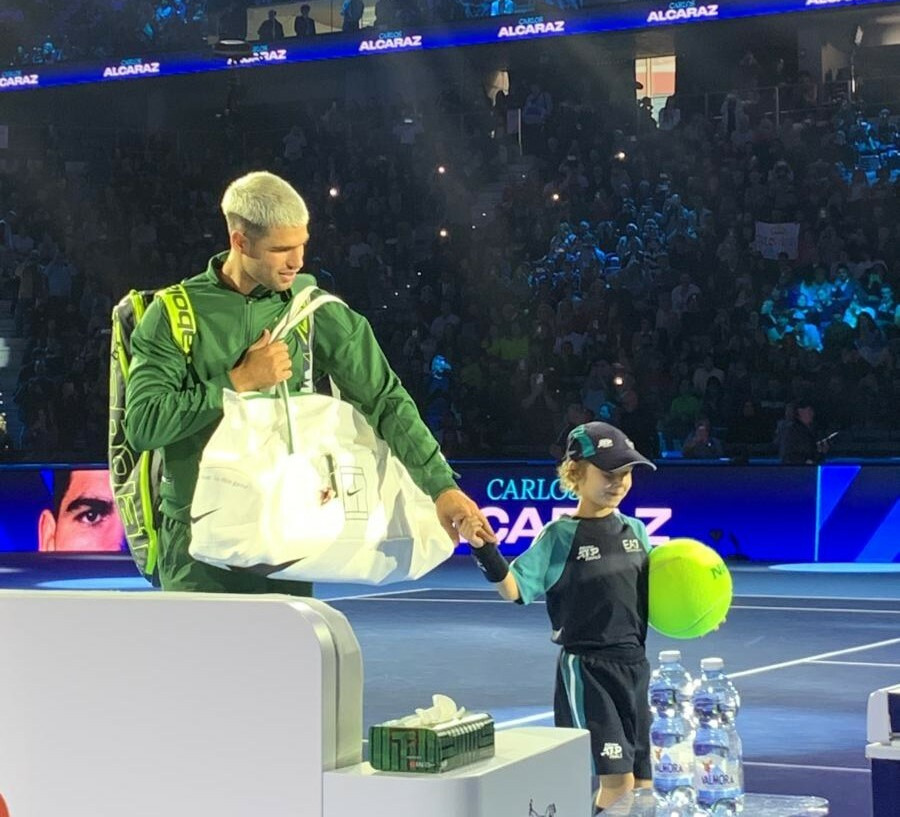 La piccola Nicole di Biella accoglie Carlos Alcaraz al primo giorno delle Nitto ATP Finals FOTO e VIDEO - Newsbiella.it