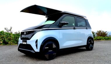 Nissan ha presentato una citycar elettrica con tetto solare retrattile