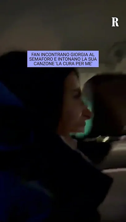 Fan incontrano Giorgia al semaforo e intonano la sua canzone 'La cura per me' - YouTube