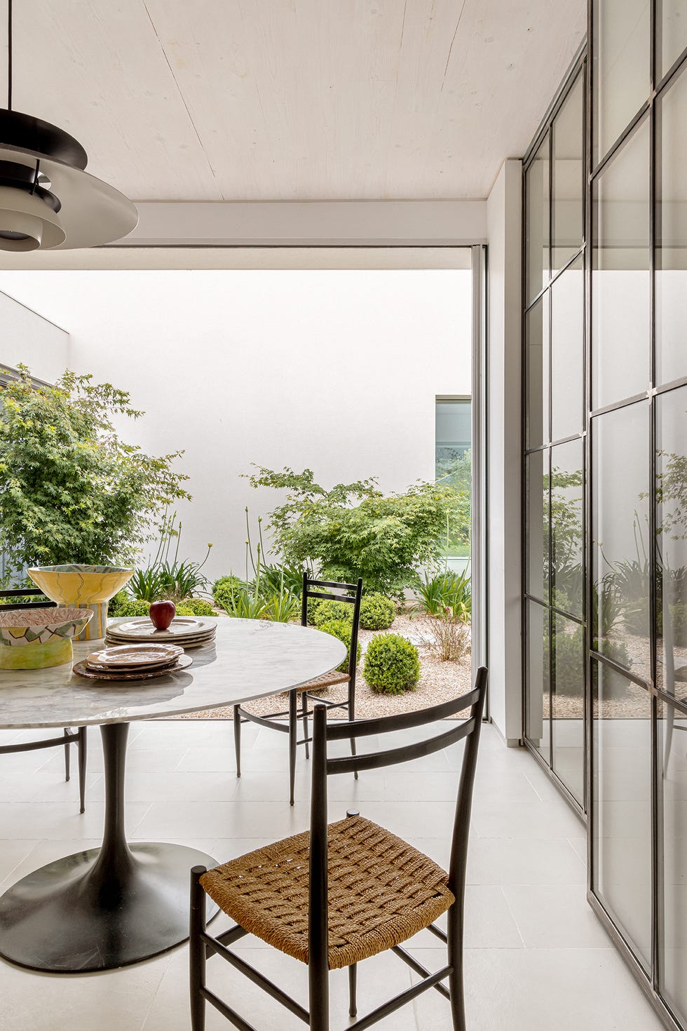 una casa moderna racionalista con mucho color del estudio abaton