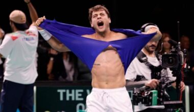 Cobolli, esultanza dopo la vittoria in Italia Belgio in Coppa Davis 2025. Foto