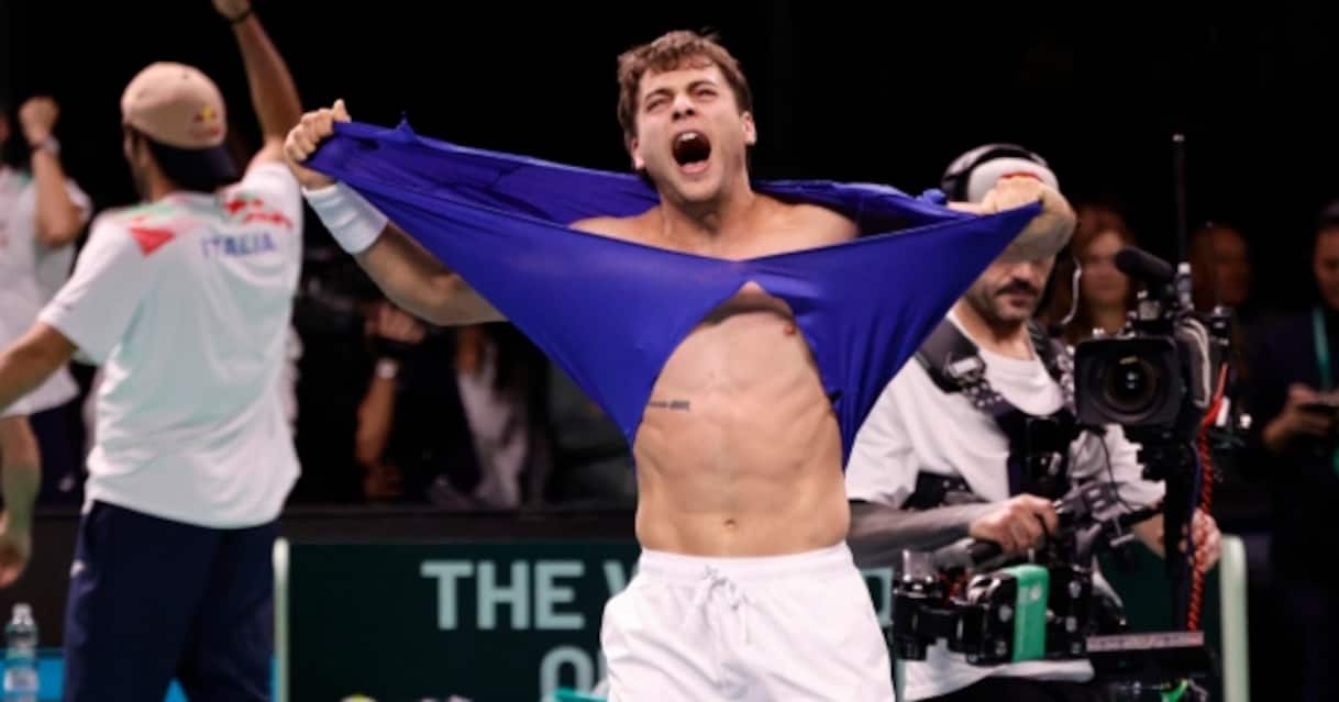 Cobolli, esultanza dopo la vittoria in Italia Belgio in Coppa Davis 2025. Foto