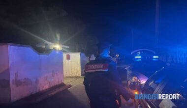 la madre accompagna il figlio a costituirsi