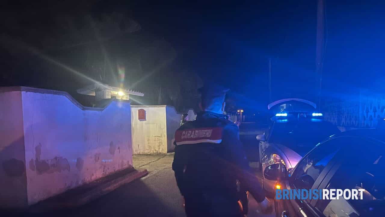 la madre accompagna il figlio a costituirsi