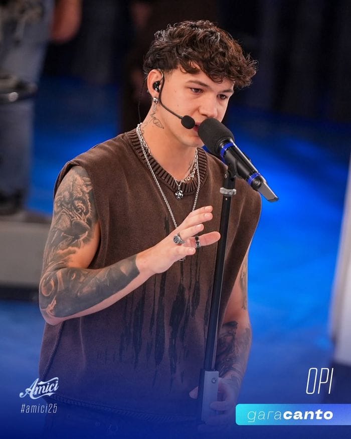 Il cantante bergamasco Opi, durante l'esibizione messa in onda nella sesta puntata di Amici Il cantante bergamasco Opi, durante l'esibizione messa in onda nella sesta puntata di Amici
