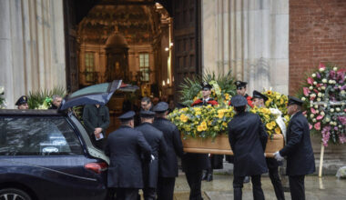 I funerali di Ornella Vanoni in diretta: il feretro ha lasciato la chiesa tra gli applausi. La nipote Camilla ha cantato "Senza Fine" e Paolo Fresu ha suonato "L'appuntamento"