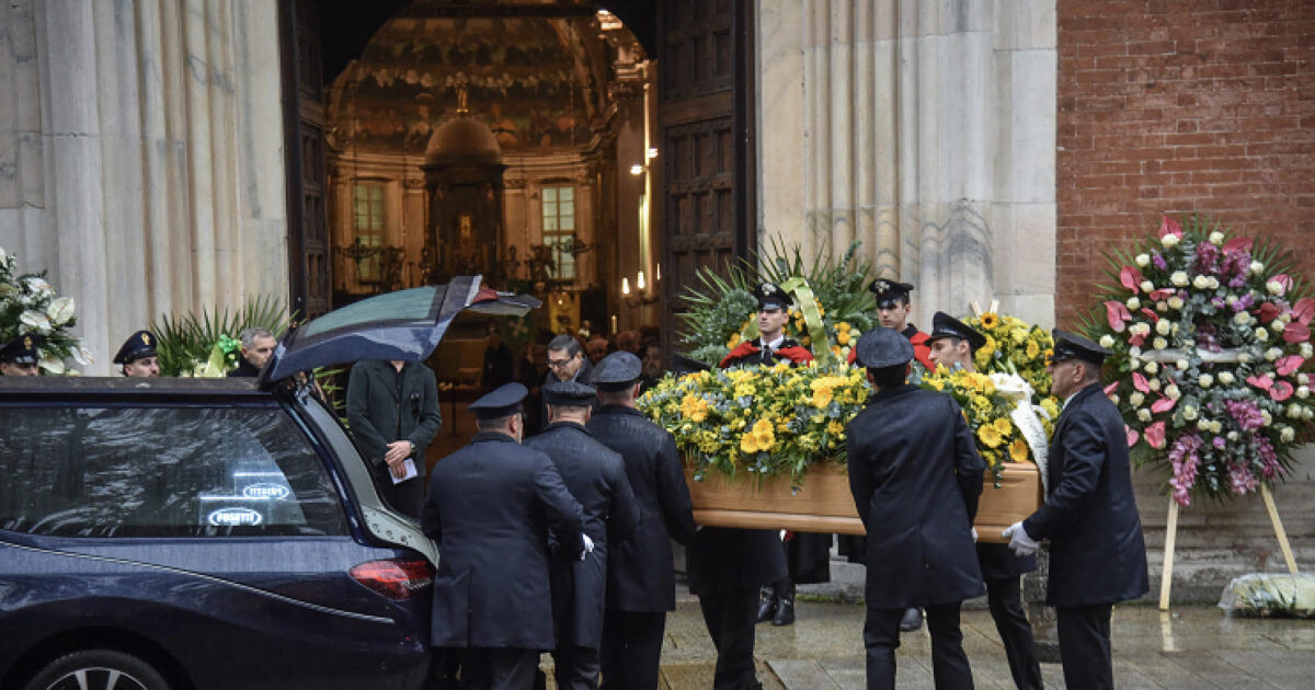I funerali di Ornella Vanoni in diretta: il feretro ha lasciato la chiesa tra gli applausi. La nipote Camilla ha cantato "Senza Fine" e Paolo Fresu ha suonato "L'appuntamento"