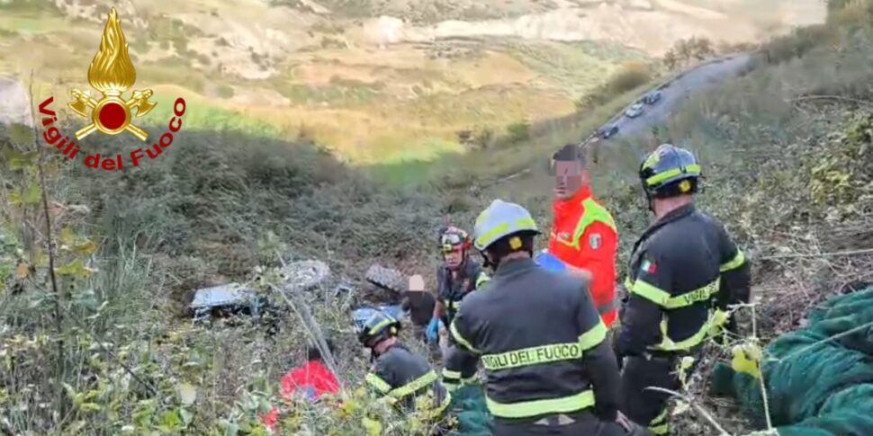 Tragedia nelle campagne tra Pallagorio e Casabona: trattore precipita in un burrone, due morti e un ferito FOTO | VIDEO