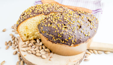 Un panettone farcito di crema al pistacchio ricoperto di cioccolato e granella di pistacchio; concept: Natale