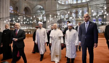 Papa Leone XIV, la visita (senza scarpe) alla Moschea Blu di Istanbul. FOTO