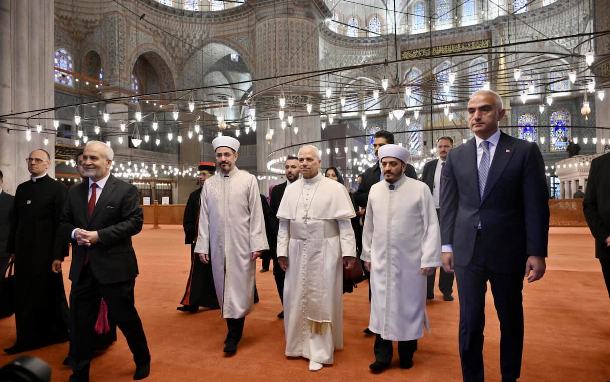 Papa Leone XIV, la visita (senza scarpe) alla Moschea Blu di Istanbul. FOTO
