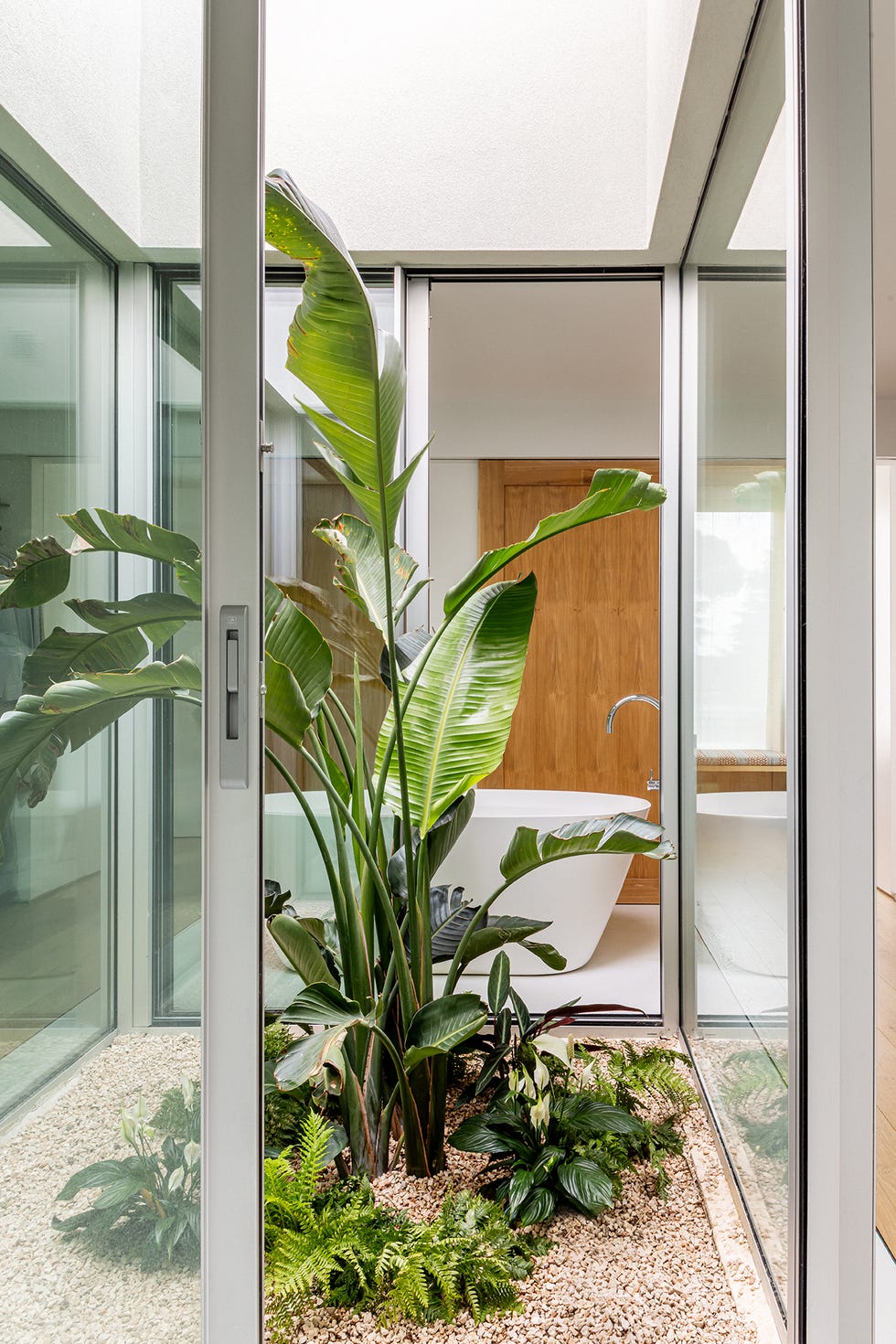 una casa moderna racionalista con mucho color del estudio abaton