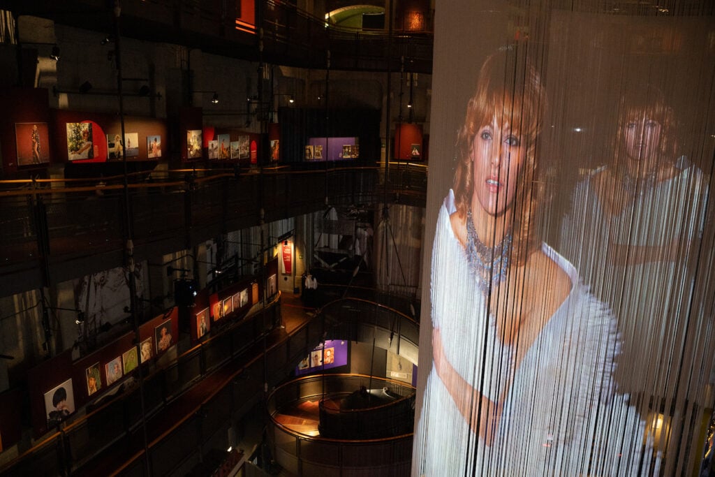 Pazza idea, Angelo Frontoni. Installation view alla Mole Antonelliana di Torino, 2025