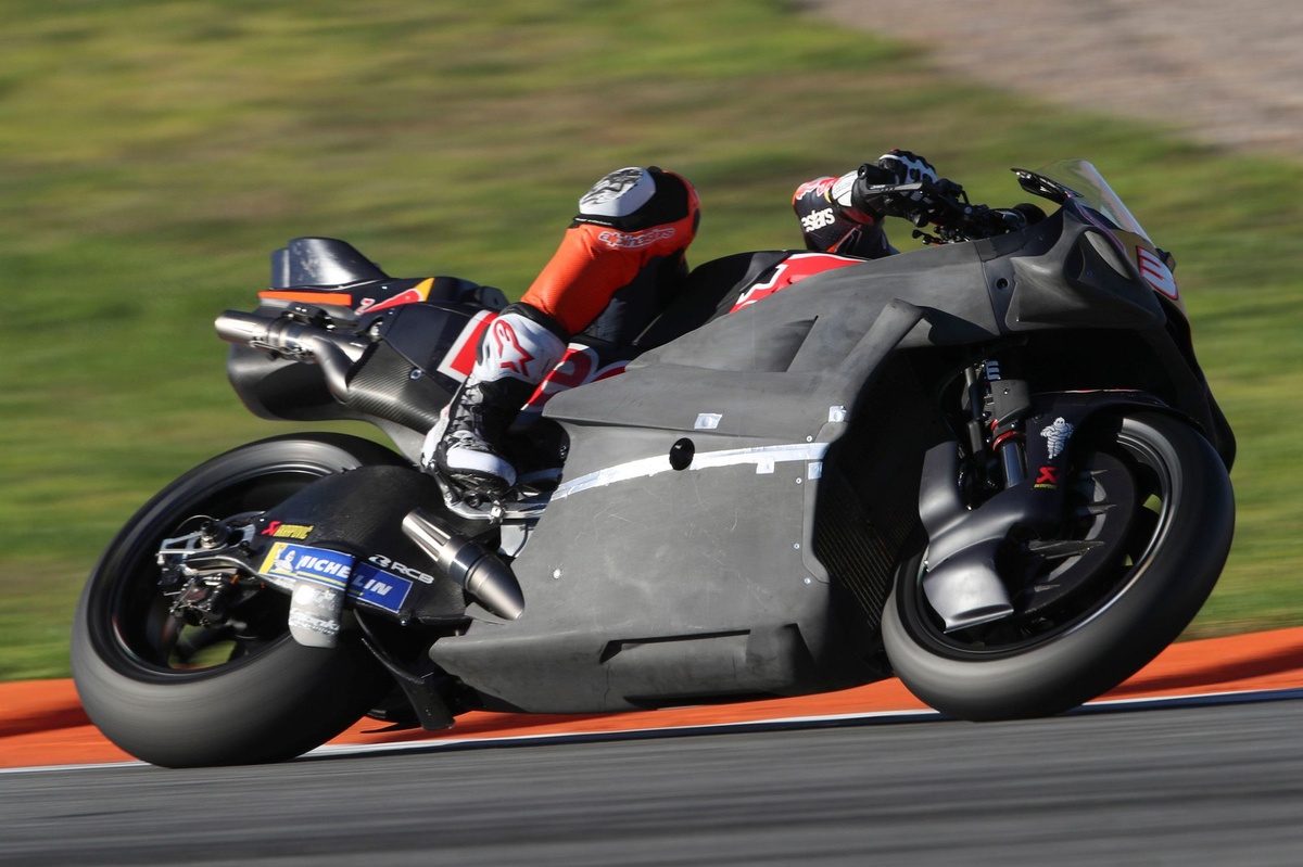 KTM: con il maxi canale Venturi la RC16 va per la sua strada