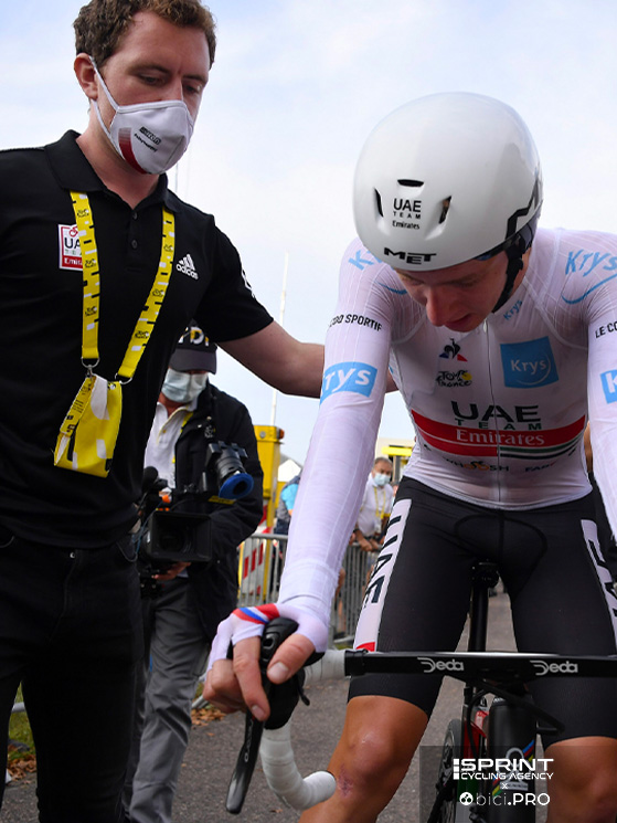 Tour 2020, quello del Covid: intorno ai corridori con le mascherine. Qui Luke Maguire, addetto stampa UAE