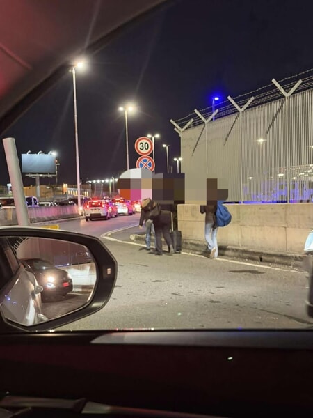 Persone a piedi verso l'aeroporto-2