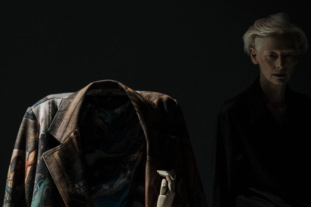 La multiforme attrice Tilda Swinton è in mostra ad Amsterdam