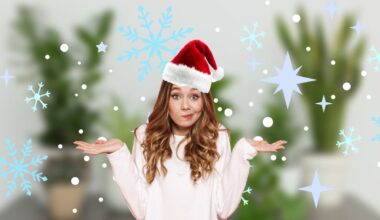 Delle piante su un tavolo sfogate, dei fiocchi di neve ed una ragazza in primo piano indecisa con in testa un cappello natalizio