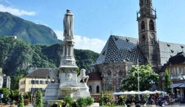 Trasloco storico in piazza Walther: dopo 45 anni viene spostata la statua in marmo bianco