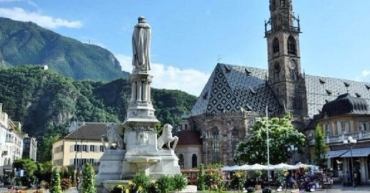 Trasloco storico in piazza Walther: dopo 45 anni viene spostata la statua in marmo bianco