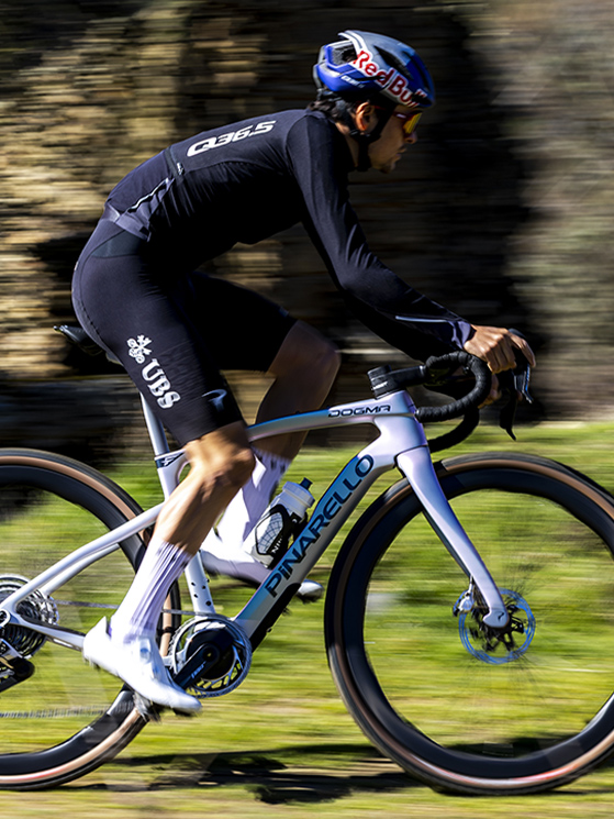 Tom Pidcock prova la nuona Pinarello da gravel (foto Roberto Bragotto)